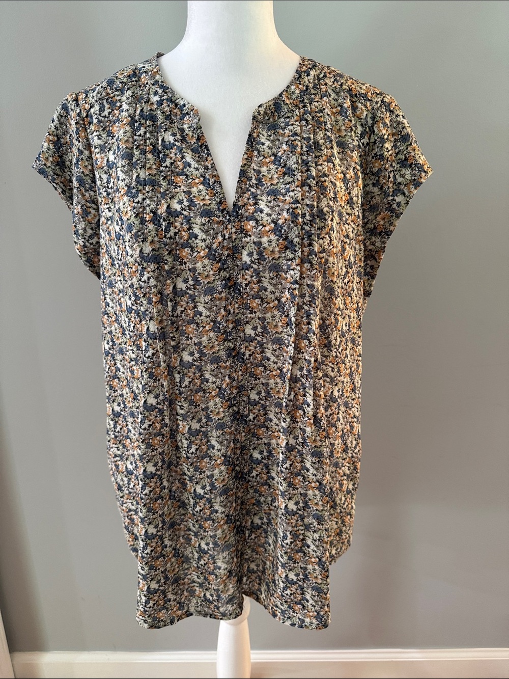 Split-Neck Floral Cap Sleeve Blouse in Navy and Tan